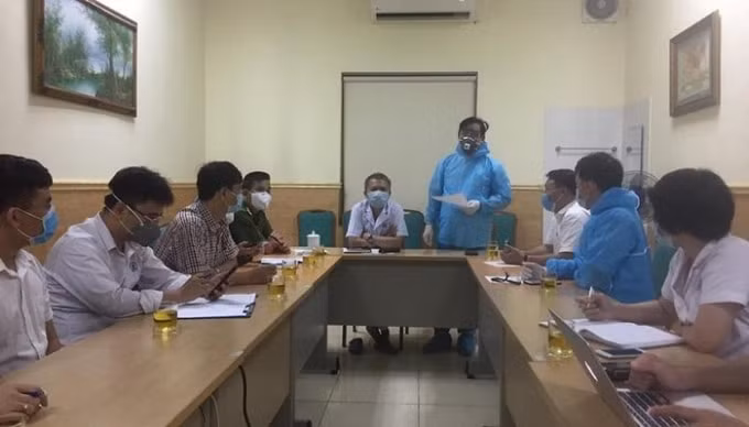 Họp khẩn về phòng dịch Covid-19 trong đêm tại bệnh viện E. Ảnh: TL.