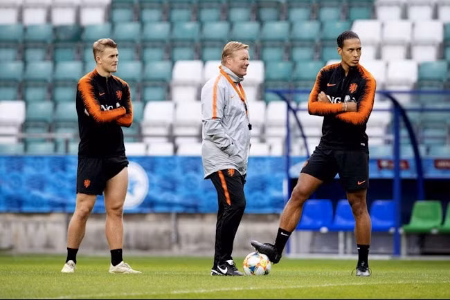 Hình ảnh trung vệ Van Dijk và HLV Ronald Koeman trong màu áo đội tuyển (ĐT) Hà Lan. Ảnh: internet.