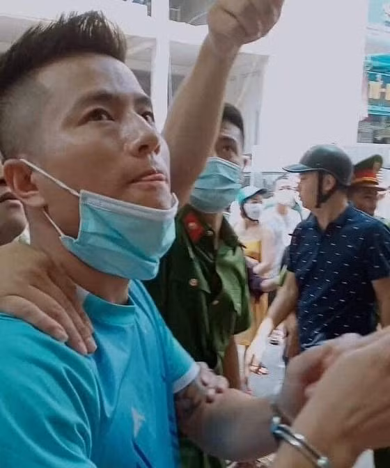 Nghi phạm tên Huân được cơ quan công an dẫn đến hiện trường sáng nay.