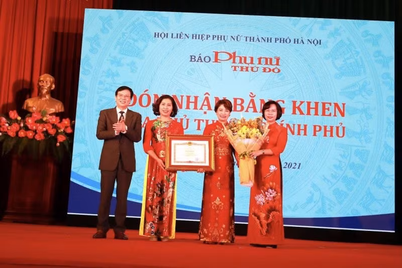 ra mat bao phu nu thu do dien tu hinh 2