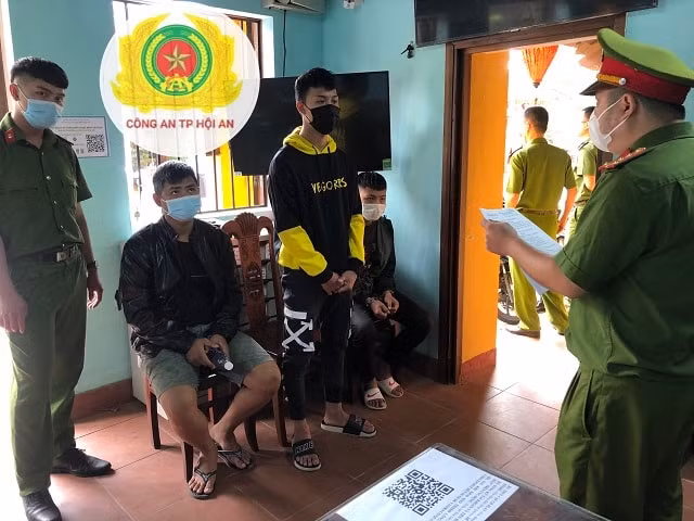 khoi to nhom doi tuong truy sat doi thu tren san bong hinh 1