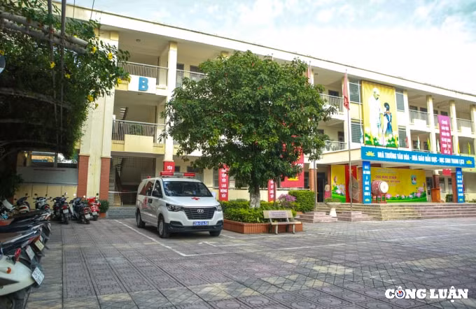 ha noi hoc sinh lop 9 xep hang cho tiem vac xin phong covid 19 hinh 9