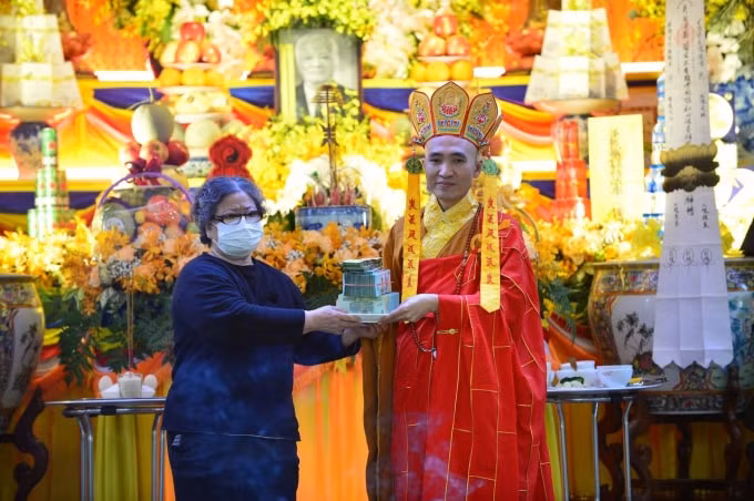 shark lien va gia dinh dung toan bo tien phung vieng trong tang le bo cho viec thien hinh 1