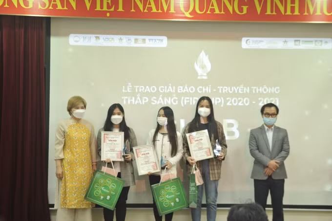 le trao giai bao chi truyen thong thap sang fire up 2020 2021 hinh 2