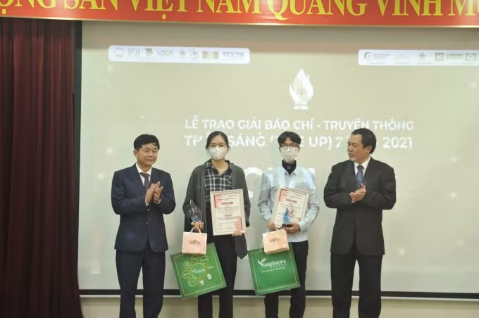 le trao giai bao chi truyen thong thap sang fire up 2020 2021 hinh 1