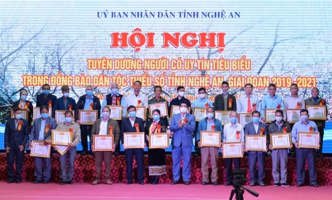 nguoi co uy tin cau noi dac biet trong dong bao dan toc thieu so o nghe an hinh 2