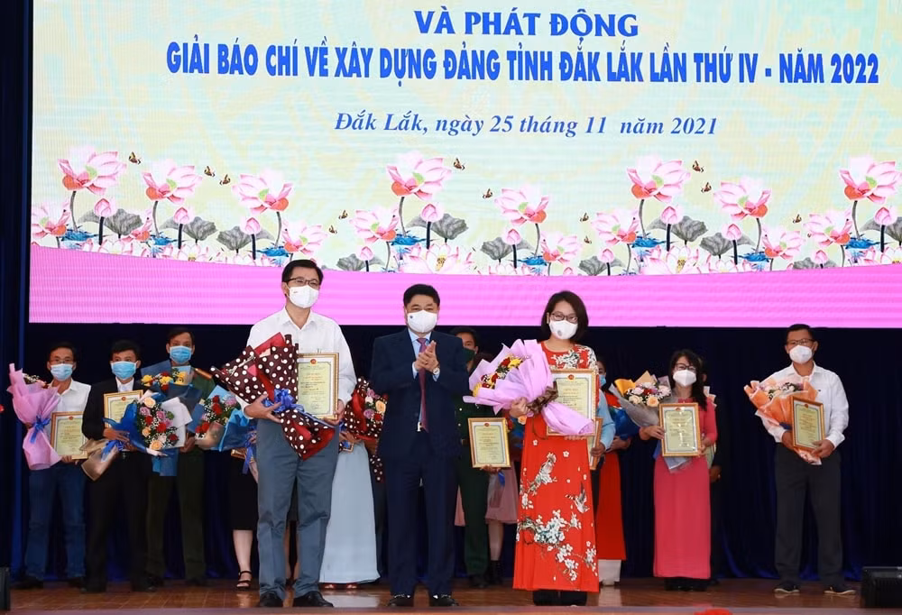 dak lak trao giai cho 19 tac pham xuat sac tai giai bao chi ve xay dung dang tinh lan thu iii hinh 1