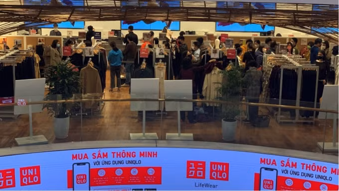 black friday pho mua sam van vang khach du sale off cham day hinh 5