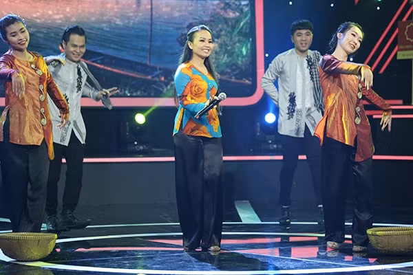 ca si cam ly noi gi ve tin don giai nghe vi benh tat hinh 2