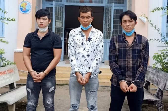 khoi to 3 doi tuong mang hung khi di chem nguoi hinh 1