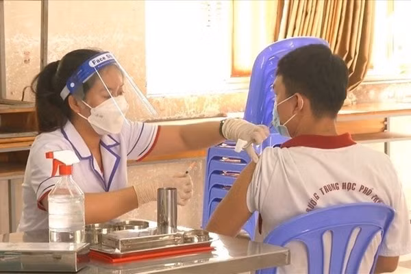 4 hoc sinh bac giang bi soc phan ve sau tiem vaccine covid 19 da qua con nguy kich hinh 1
