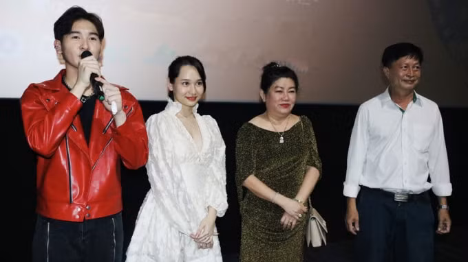 truc anh mat biec bi nha san xuat to mac benh ngoi sao vi pham hop dong hinh 1