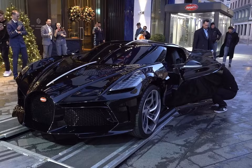 bugatti la voiture noire xuat hien tren duong pho london hinh 1