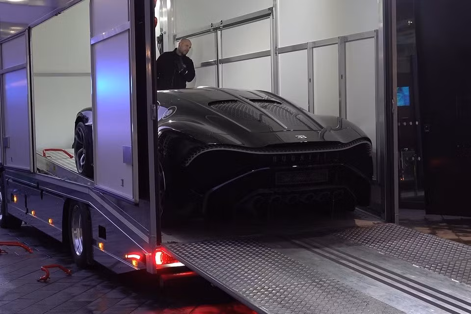 bugatti la voiture noire xuat hien tren duong pho london hinh 2