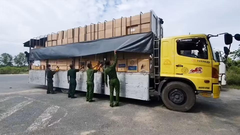 an giang phat hien hon 260000 khau trang y te cung nhieu hang hoa nghi nhap lau hinh 1
