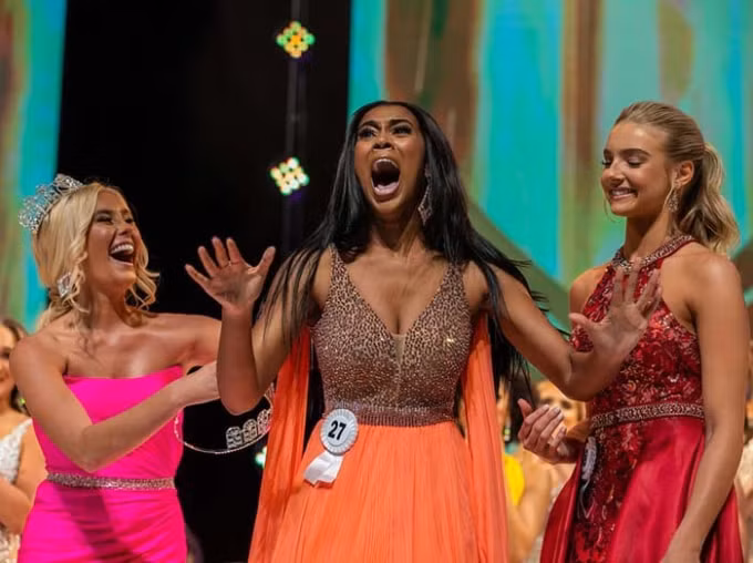 breanna myles bat nga khi dang quang cuoc thi miss teen usa 2021 hinh 1
