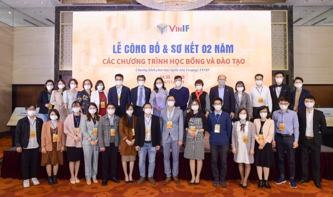 vingroup trao 40 ty hoc bong dao tao 300 thac si tien si trong nuoc hinh 1