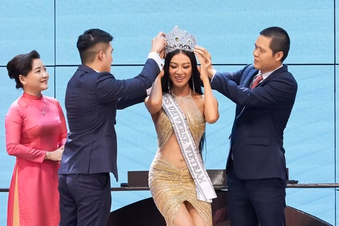 a hau kim duyen duoc trao vuong mien thi hoa hau hoan vu hinh 3
