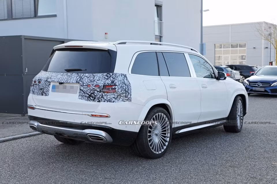 bat gap mercedes maybach gls 2024 chay thu nghiem tren duong pho hinh 2