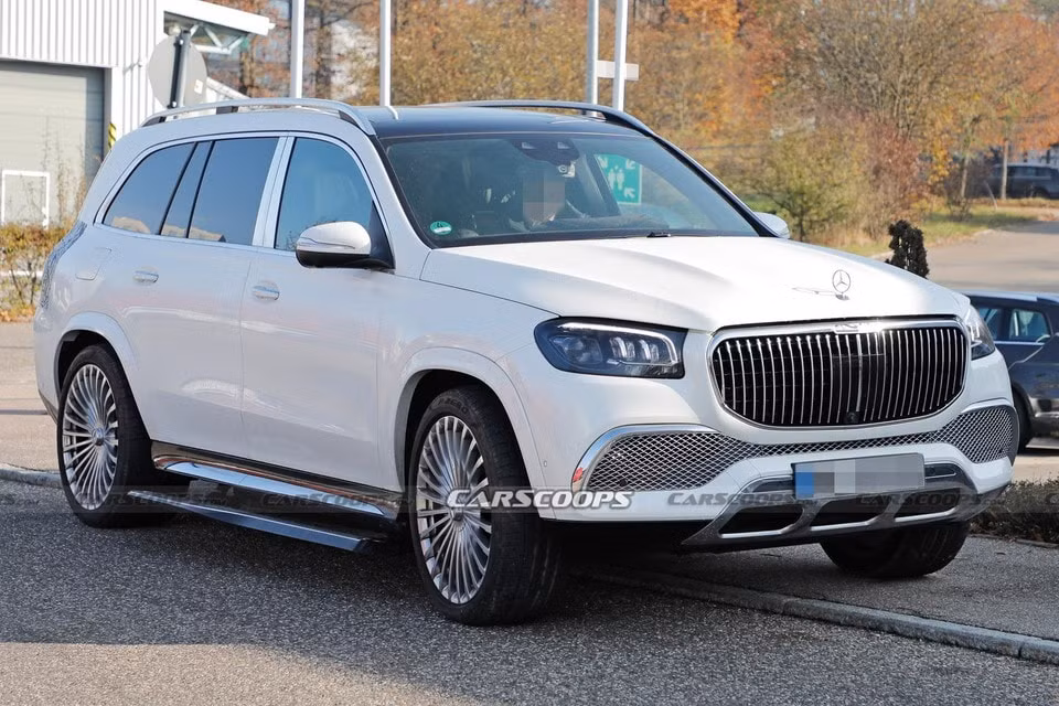 bat gap mercedes maybach gls 2024 chay thu nghiem tren duong pho hinh 1