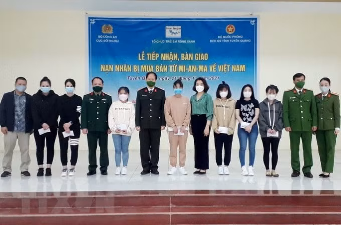 tiep nhan 14 nan nhan bi mua ban sang myanmar tro ve hinh 1