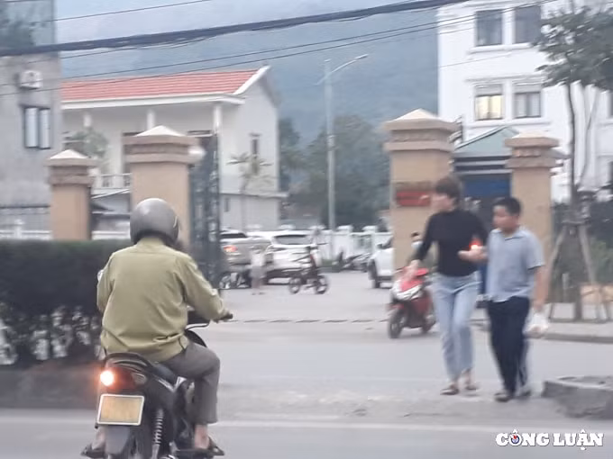 quang ninh nguoi dan tu y pha dai phan cach de bang qua ql18 hinh 1