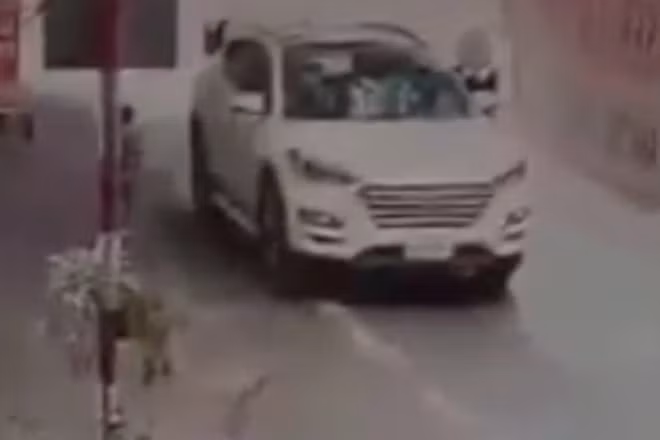 thai nguyen duoi theo me dang lai xe o to be trai bi tong tu vong hinh 1