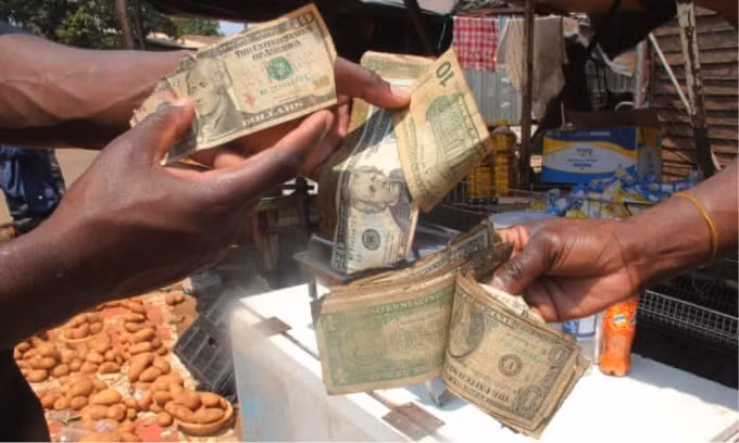 nghe buon tien usd rach tai zimbabwe hinh 1