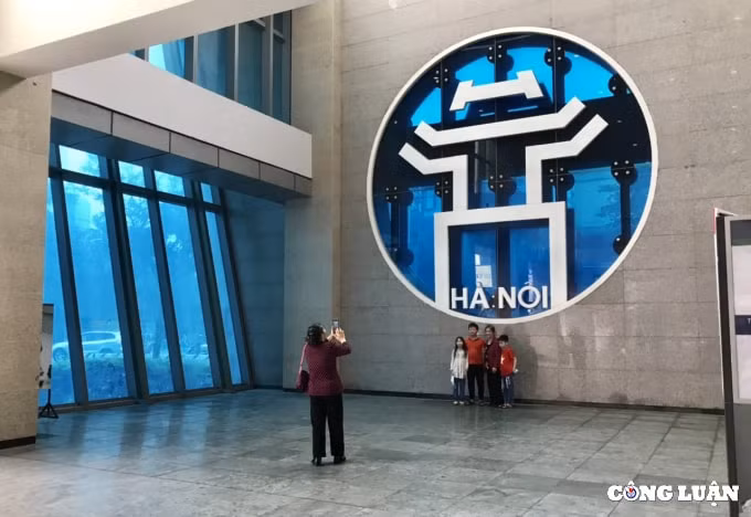 nguoi dan tap nap di tau dien cat linh ha dong trong ngay cuoi cung mien phi hinh 3