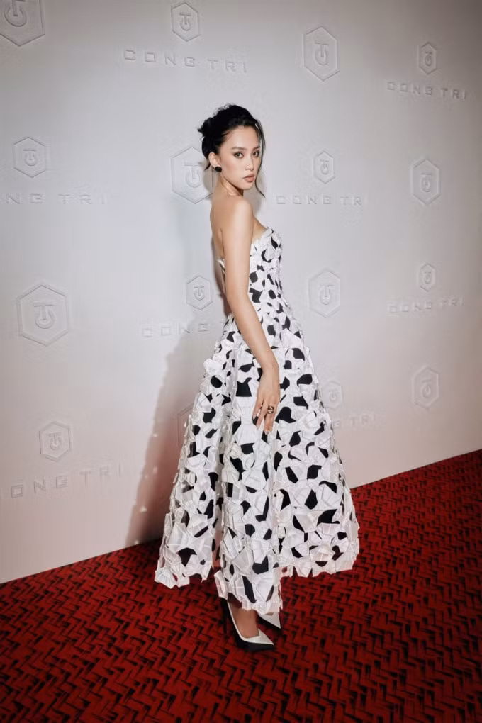 ntk cong tri dua hoa hau tran tieu vy luong thuy linh len tap chi vogue my hinh 3