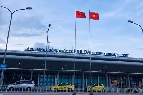thua thien hue khoi to pho giam doc cang hang khong quoc te phu bai hinh 1