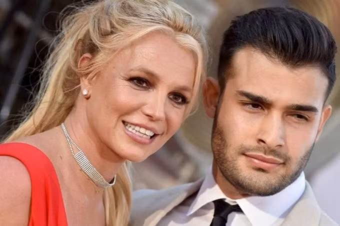 britney spears sap ket hon voi ban trai kem 13 tuoi hinh 1