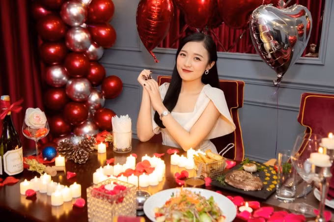 nu mc quoc dan phuong thao chuan bi len xe hoa hinh 1