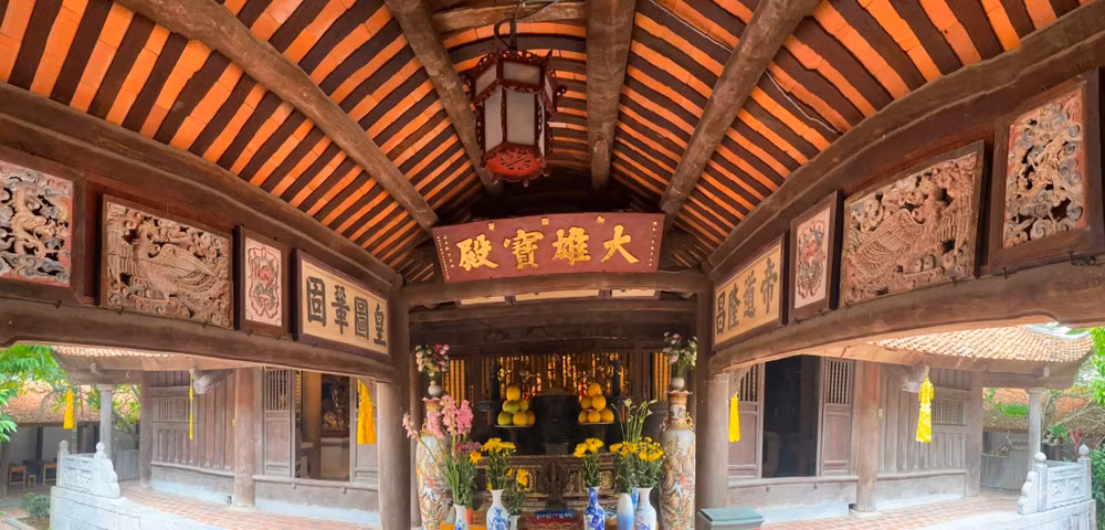  &nbsp;Du khách đến thăm chùa được chiêm ngưỡng các mảng trang trí chạm khắc trên các chất liệu gỗ. Ảnh: HH 