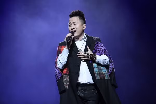 ca si tung duong chinh phuc khan gia bang hit trieu view trong liveshow con duong am nhac thang 11 hinh 1