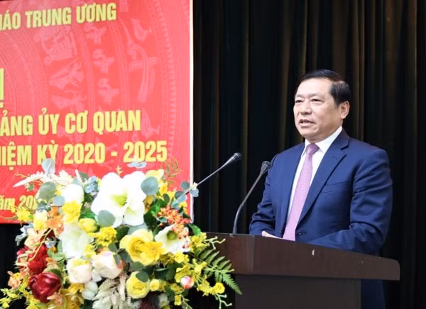ong lai xuan mon giu chuc bi thu dang uy co quan ban tuyen giao trung uong hinh 1