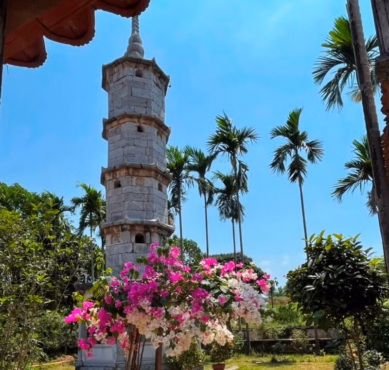  &nbsp;Chùa Bút Tháp có hệ thống bảo tháp xây bằng đá với nhiều kích thước kiểu dáng khác nhau. Trong đó, tiêu biểu là ngọn tháp Báo Nghiêm. Ảnh: HH 