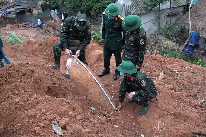 huy no thanh cong qua bom nang 350 kg nam duoi nen nha o yen bai hinh 1