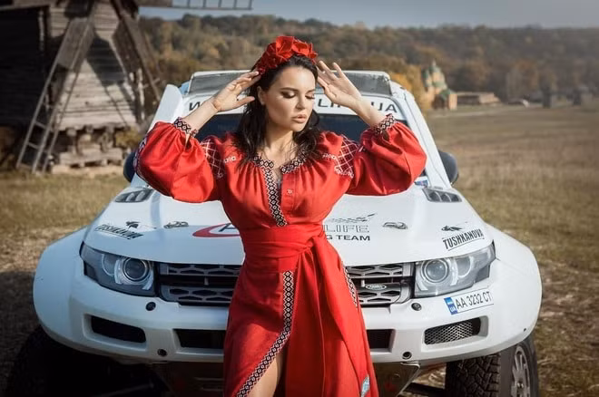 top 10 my nhan quyen ru va boc lua tren duong dua hinh 9