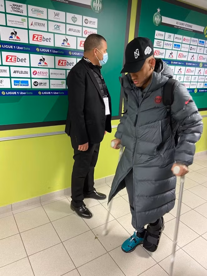 neymar co the nghi thi dau 6 tuan sau pha vao bong ac y hinh 2