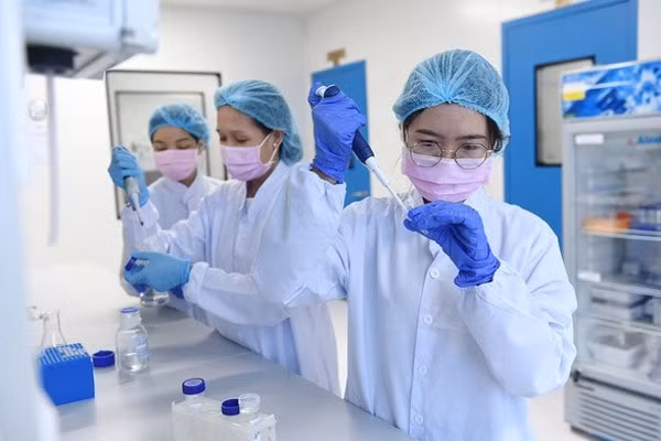 who ung ho viet nam tro thanh trung tam san xuat vaccine covid 19 hinh 1