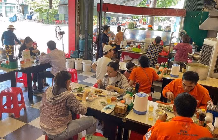 quang ngai cho phep nha hang quan an o mot so noi duoc ban tai cho hinh 1