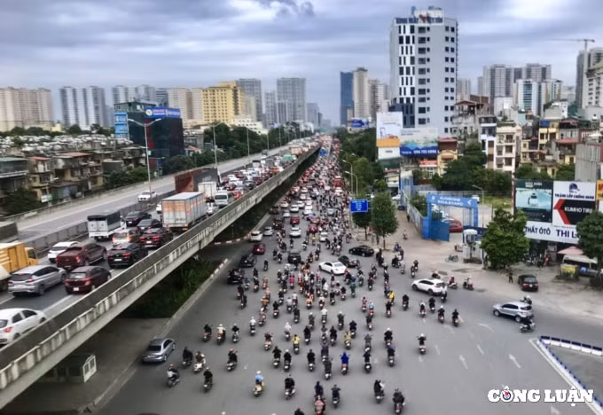 leo teo hanh khach di tau dien cat linh trong ngay dau tuan ban ve hinh 11