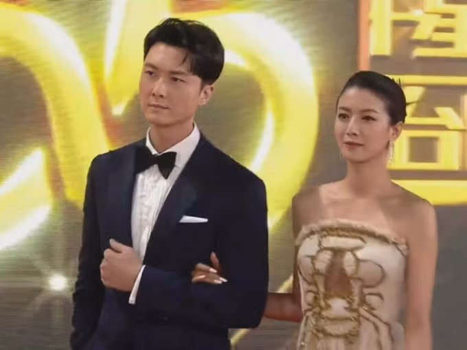 anh de vuong hao tin bo mac vo de khoac tay thai tu boi tren tham do tvb hinh 1