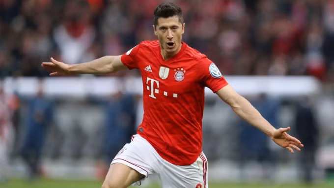 Robert Lewandowski khép lại mùa giải thành công với cú đúp vào lưới RB Leipzig. Ảnh: Getty