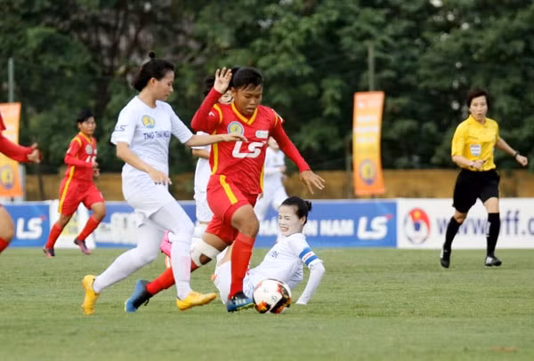 Các nữ cầu thủ TP. Hồ Chí Minh II (áo đỏ) đã có màn trình diễn ấn tượng trước TNG Thái Nguyên. Ảnh: VFF