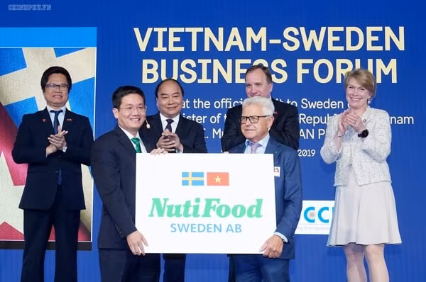 Thủ tướng Nguyễn Xuân Phúc và Thủ tướng Thụy Điển Stefan Löfven chứng kiến lễ ký kết một số văn kiện hợp tác giữa các doanh nghiệp hai nước. Ảnh: VGP