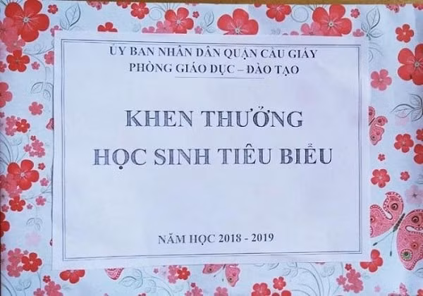 Phần thưởng tượng trưng bên trong chỉ là tờ giấy A4 màu xanh đã khiến các bậc phụ huynh bức xúc. (Ảnh TL)
