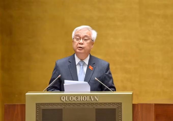 Chủ nhiệm Ủy ban Văn hóa, Giáo dục, Thanh niên, Thiếu niên và Nhi đồng của Quốc hội Phan Thanh Bình trình bày Báo cáo giải trình, tiếp thu, chỉnh lý dự án Luật Giáo dục.