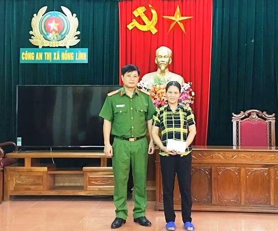 Công an thị xã Hồng Lĩnh (Hà Tĩnh) tuyên dương, khen thưởng cho chị Hương vì có hành động đẹp, khi nhặt được tiền đã tìm người bị rơi để trả lại.